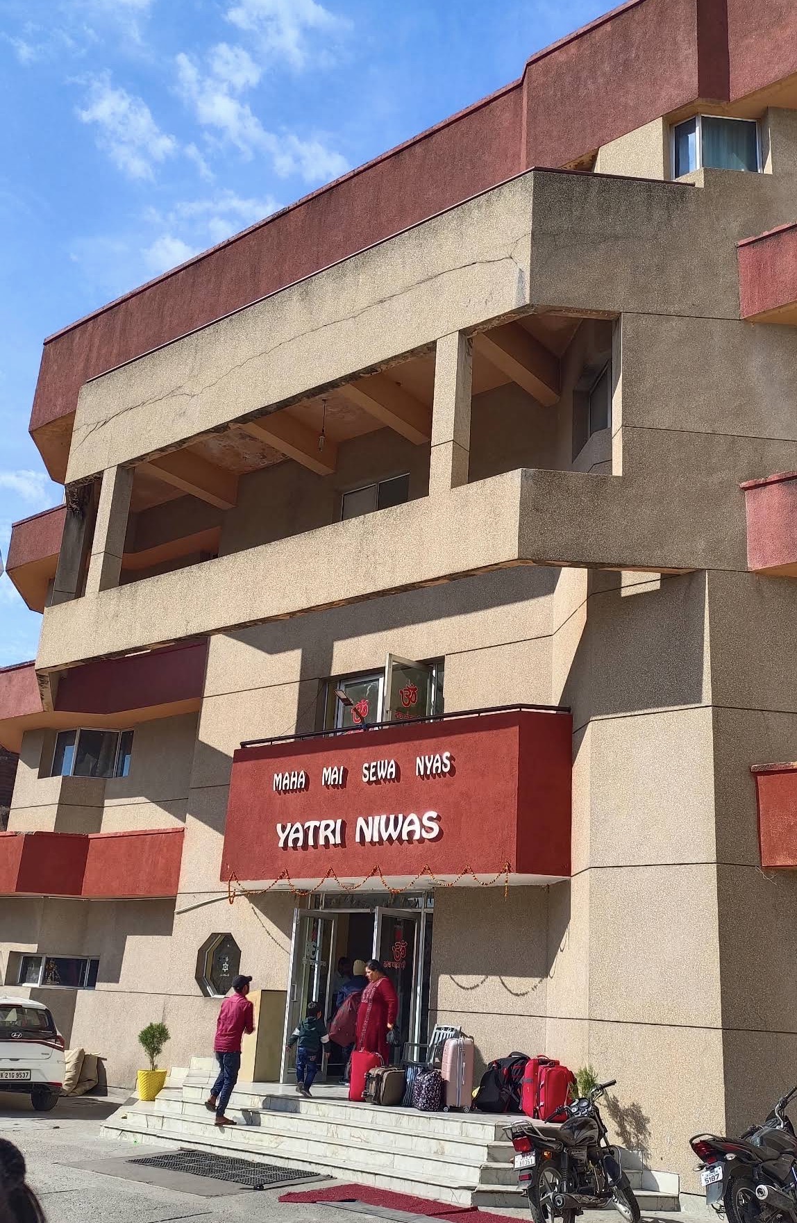 Maha Mai Sewa Nyas Yatri Niwas Katra building